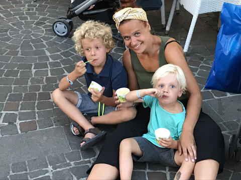 De jongens en ik aan een italiaans schepijsje bij het Gardameer